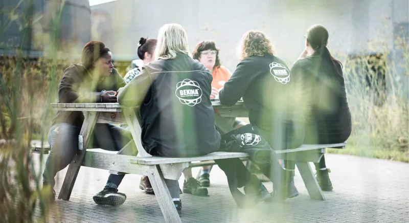 Bekina werknemers aan het lunchen