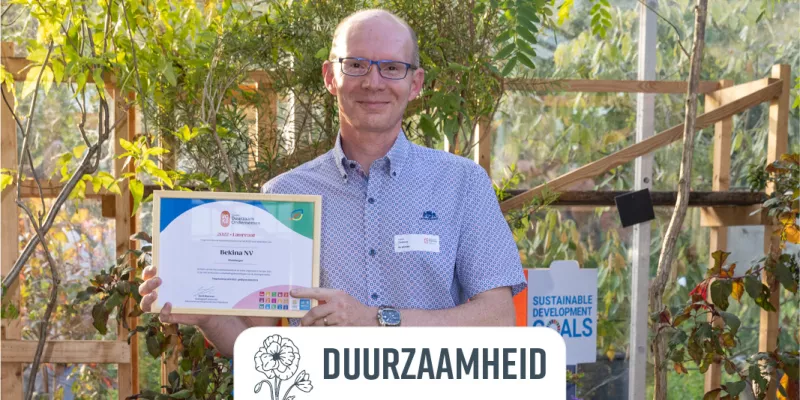 Lieven Coeman met het Voka Sustainable Business Charter 2022