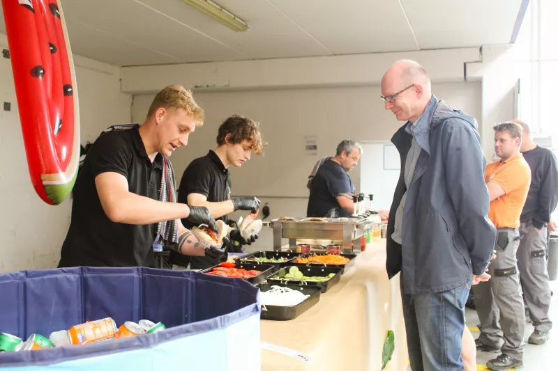 Lieven Coman waiting for his meal at the Pré Congé Tracté event