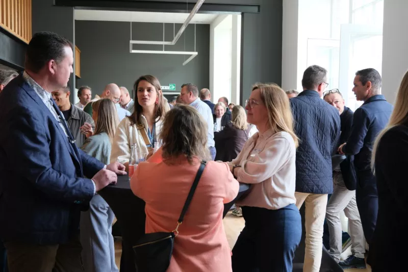 In gesprek tijdens de receptie